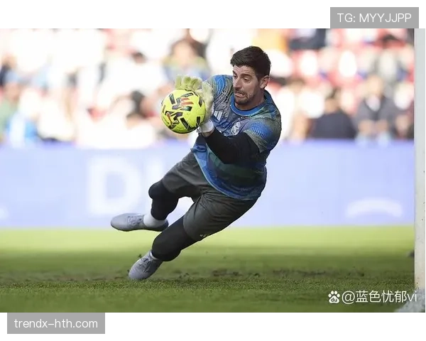 库尔图瓦:从争议转会到皇马防线核心的蜕变解析 库尔图瓦:从争议转会到皇马防线核心的蜕变解析