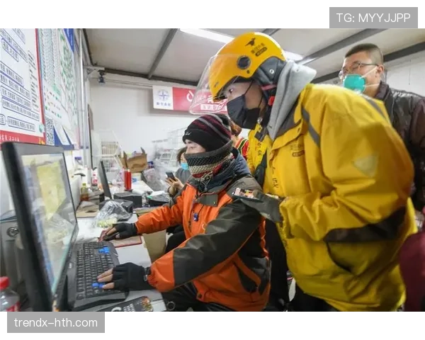 高磊今天的照片真分裂——西装名表拎着超市菜篮子，离谱到好笑